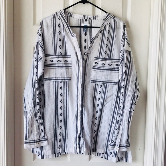 Old Navy Tops - White and Black Print Dobby Top